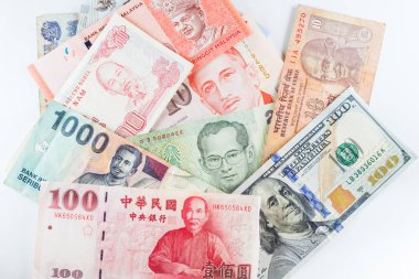 Çoklu para birimleri banknot renkli arka plan olarak küresel para finansal iş ekonomi kriz gösterdi