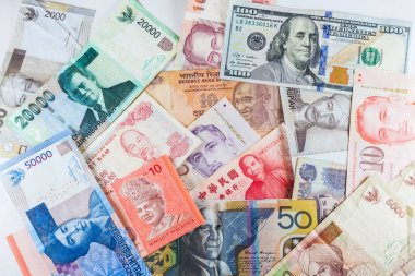 Çoklu para birimleri banknot renkli arka plan olarak küresel para finansal iş ekonomi kriz gösterdi
