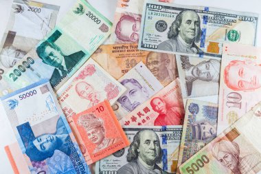 Çoklu para birimleri banknot renkli arka plan olarak küresel para finansal iş ekonomi kriz gösterdi