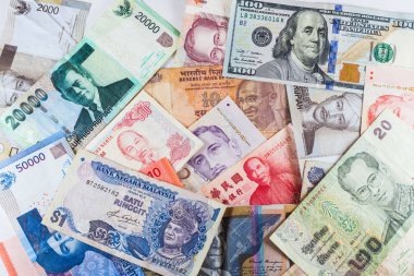 Çoklu para birimleri banknot renkli arka plan olarak küresel para finansal iş ekonomi kriz gösterdi