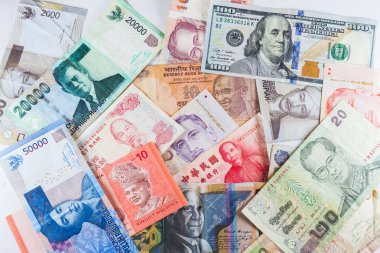 Çoklu para birimleri banknot renkli arka plan olarak küresel para finansal iş ekonomi kriz gösterdi