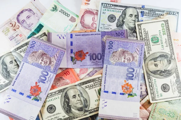 Çoklu para birimleri banknot renkli arka plan olarak küresel para finansal iş ekonomi kriz gösterdi