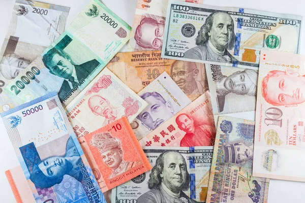 Billetes de múltiples monedas como fondo colorido mostró la crisis global de la economía financiera del negocio del dinero — Foto de Stock