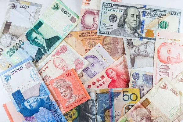 Billetes de múltiples monedas como fondo colorido mostró la crisis global de la economía financiera del negocio del dinero — Foto de Stock