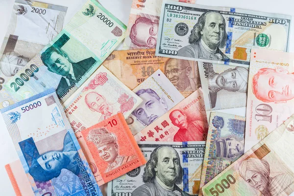 Billetes de múltiples monedas como fondo colorido mostró la crisis global de la economía financiera del negocio del dinero — Foto de Stock