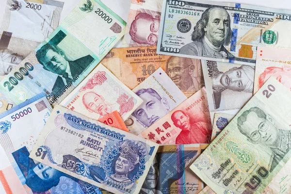 Çoklu para birimleri banknot renkli arka plan olarak küresel para finansal iş ekonomi kriz gösterdi