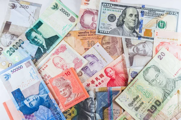 Billetes de múltiples monedas como fondo colorido mostró la crisis global de la economía financiera del negocio del dinero — Foto de Stock