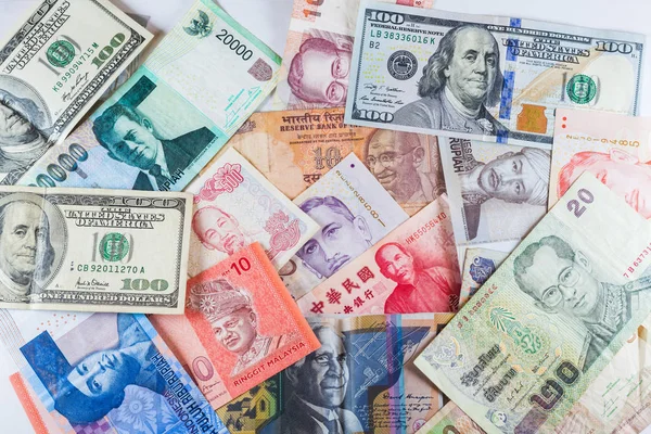 Billetes de múltiples monedas como fondo colorido mostró la crisis global de la economía financiera del negocio del dinero — Foto de Stock