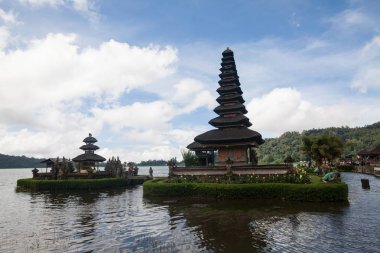 Ulundanu Tapınağı ve göl Beratan