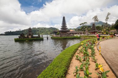 Ulundanu Tapınağı ve göl Beratan
