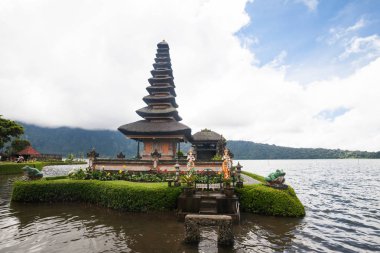 Ulundanu Tapınağı ve göl Beratan