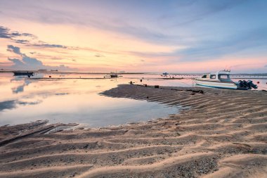 Yansıma gündoğumu Tanjong Benoa tekne ile içinde
