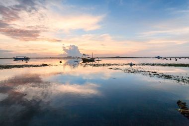 Yansıma gündoğumu Tanjong Benoa tekne ile içinde
