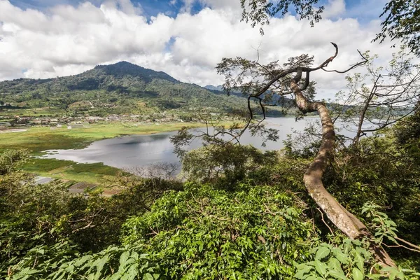 Διακοπές σε Μπαλί, Ινδονησία - όμορφη θέα στη λίμνη Beratan — Φωτογραφία Αρχείου