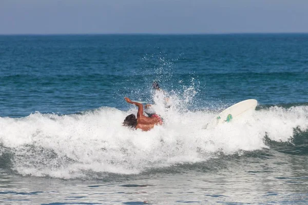 Semester i Indonesien - Surfing i Kuta Beach — Stockfoto