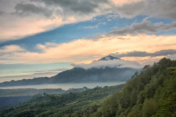 Вид вулкана Кинтамани на гору Бали — стоковое фото