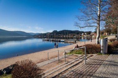 Bir Titisee Almanya Kasım 2014: Tatil Almanya - göl Titisee, Kara Orman