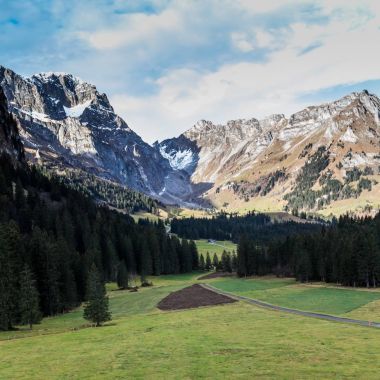 Sisli kış görünümünde bağlama Titlis İsviçre