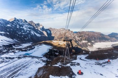 Sisli kış görünümünde bağlama Titlis İsviçre