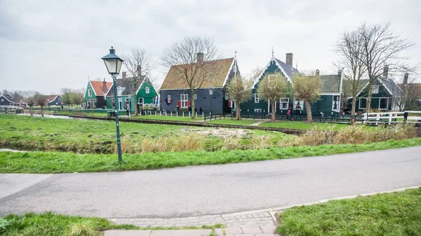 Zimny deszcz mokre zimy holenderski wieś Zaanse Schans — Zdjęcie stockowe