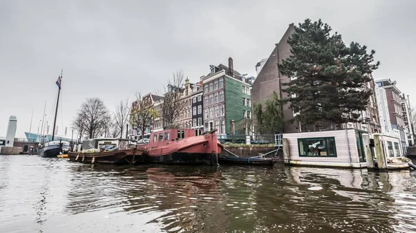 Semester i Holland - Canal Cruises utsikt över Amsterdam — Stockfoto