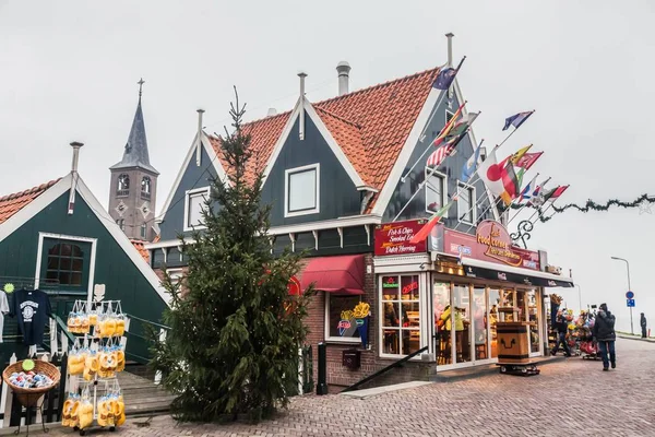 Vakantie in Holland - koude natte winter regent in Volendam — Stockfoto