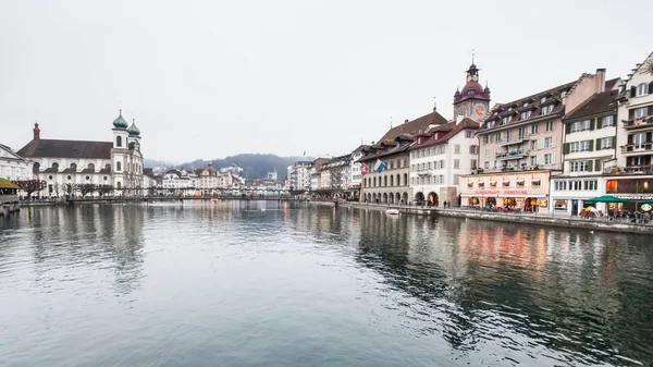 Bella vista nebbiosa del paesaggio invernale a Lucerna, Svizzera — Foto Stock