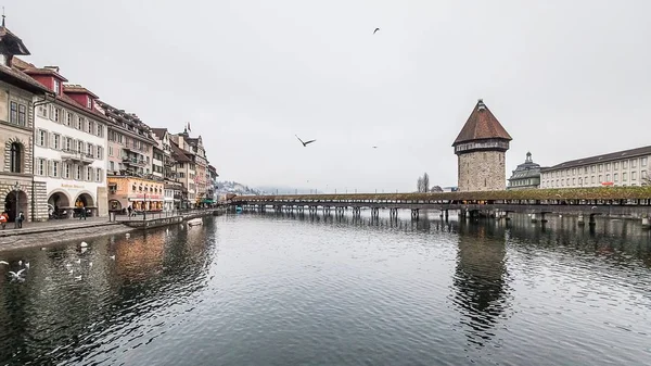 Bella vista nebbiosa del paesaggio invernale a Lucerna, Svizzera — Foto Stock