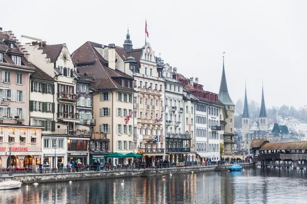 Férias na Europa - Bela vista nebulosa da paisagem de inverno em Lucerna, Suíça — Fotografia de Stock