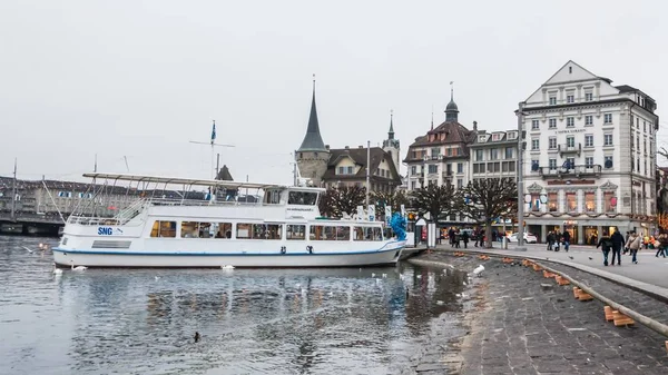 Liburan di Eropa Pemandangan musim dingin yang indah dan berkabut di Lucerne, Swiss — Stok Foto