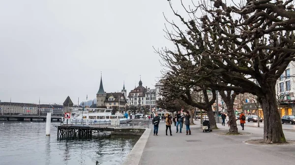 Wakacje w Europie - piękny widok mglisty zimowy krajobraz w Lucerna, Szwajcaria — Zdjęcie stockowe