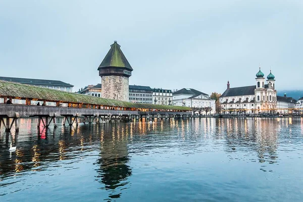 Liburan di Eropa Pemandangan musim dingin yang indah dan berkabut di Lucerne, Swiss — Stok Foto