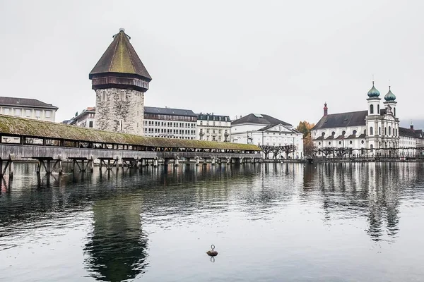 Vacanze in Europa - Bella vista nebbiosa del paesaggio invernale a Lucerna, Svizzera — Foto Stock