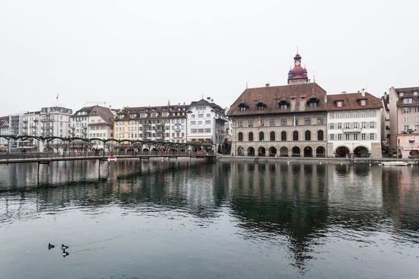 Vacanze in Europa - Bella vista nebbiosa del paesaggio invernale a Lucerna, Svizzera — Foto Stock