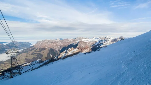 Vista nebulosa do inverno em Mount Titlis Suíça — Fotografia de Stock