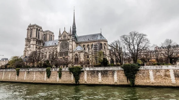 Notre-Dame katedralen under vintern jul, Paris, Frankrike — Stockfoto