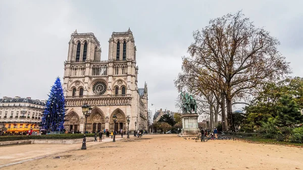 冬クリスマス、パリ、フランスのノートルダム大聖堂 — ストック写真