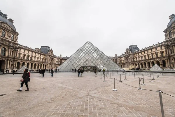 Dovolená ve Francii - Louvre v zimě vánoční — Stock fotografie