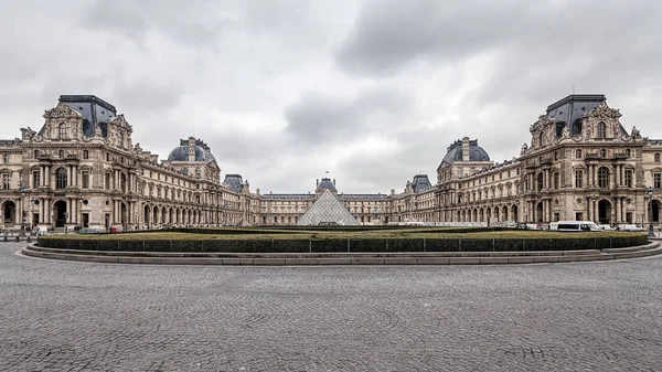 Dovolená ve Francii - Louvre v zimě vánoční — Stock fotografie