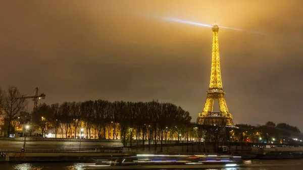 Férias em França - Vista noturna da Torre Eiffel durante o Natal de inverno — Fotografia de Stock