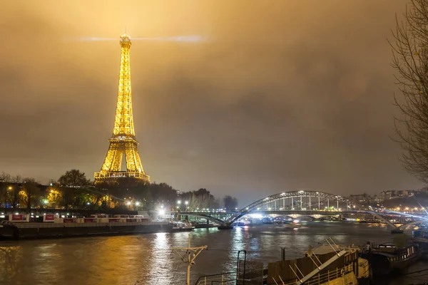 Vakantie in Frankrijk - nacht uitzicht op de Eiffeltoren in de winter Kerstmis — Stockfoto