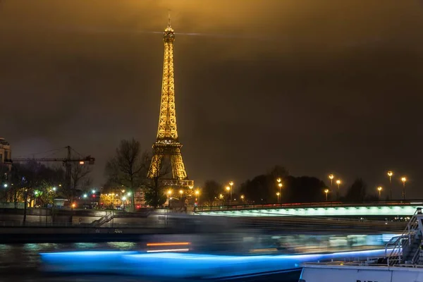 Franciaország - éjszakai kilátás Eiffel-torony Télen karácsonyi ünnep — Stock Fotó