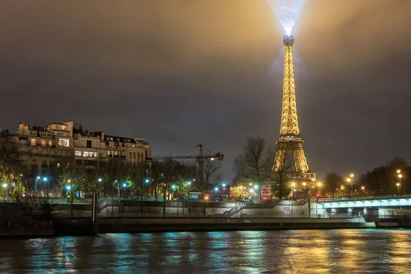 Vakantie in Frankrijk - nacht uitzicht op de Eiffeltoren in de winter Kerstmis — Stockfoto