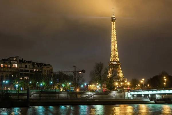 Vakantie in Frankrijk - nacht uitzicht op de Eiffeltoren in de winter Kerstmis — Stockfoto