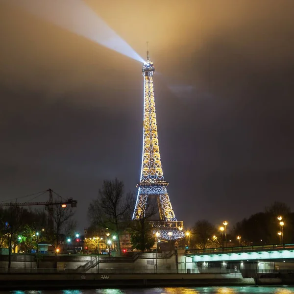 Fransa - Eyfel Kulesi gece görünümünü Kış Noel sırasında tatil — Stok fotoğraf