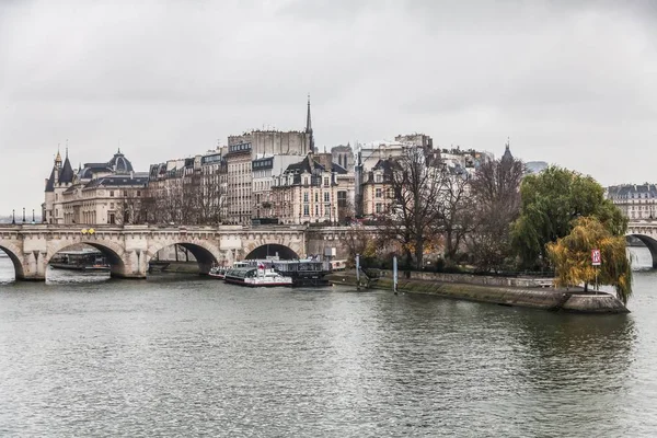 Vacaciones en Francia - Catedral de Notre-Dame y turista durante el invierno Navidad — Foto de Stock