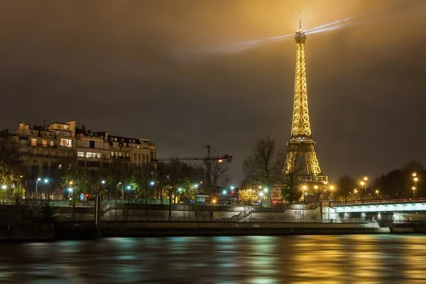 Vakantie in Frankrijk - nacht uitzicht op de Eiffeltoren in de winter Kerstmis — Stockfoto