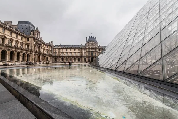 Dovolená ve Francii - Louvre v zimě vánoční — Stock fotografie