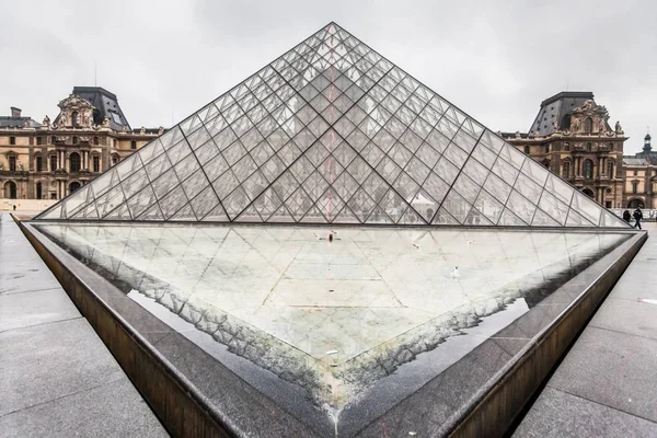 Dovolená ve Francii - Louvre v zimě vánoční — Stock fotografie