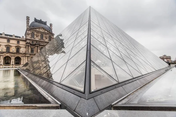 Férias na França - O Louvre durante o Natal de inverno — Fotografia de Stock